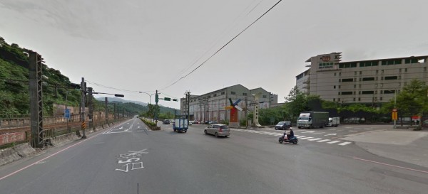 基隆李姓女子騎車行經基隆明德二路岔口，因路面凹凸不平，機車偏向駛入左側車道，遭聯結車右側欄杆鉤住機車左手把，人車倒地後，李女下半身慘遭聯結車右後輪輾過。（圖擷取自Google Map）