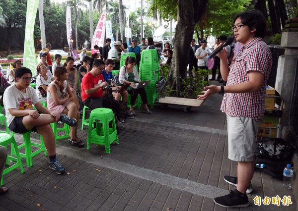  台中一中蘋果樹公社發言人陳建勳在教育部前廣場表示，下午將有10至12位學生代表前往與教育部長吳思華進行會談，除了要求撤課綱外，也希望部長可以承擔政治責任、道歉下台，並期待立法院可以召開臨時會，透過代議政治促進對話。（資料照，記者羅沛德攝）