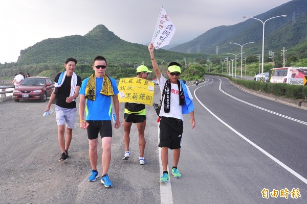 高中生許冠澤和周子翔徒步環島反黑箱課綱，抵達恆春半島。（記者蔡宗憲攝）