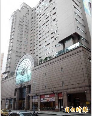 一名毒蟲3日從新北市板橋星聚點樓上民宅墜樓不治，警方隨後查出毒蟲遭毒友關在陽台，疑吸毒後恍惚跳樓身亡。（記者吳仁捷攝）