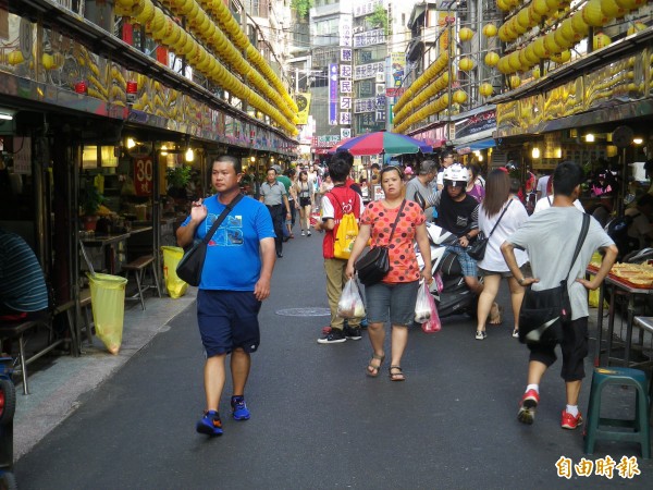 愛三路若施工停水，廟口周邊商家都會受到衝擊。（記者盧賢秀攝）