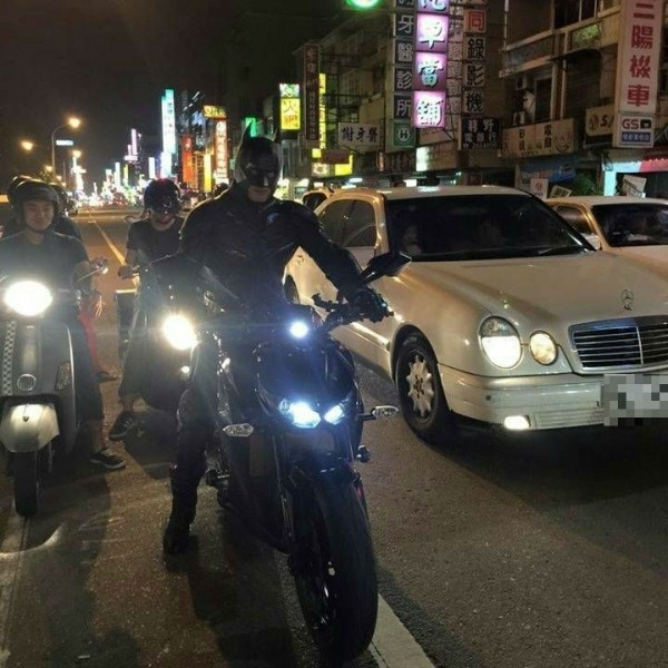 警方建議府城蝙蝠俠，若要扮裝騎車沒關係，不過要記得戴安全帽。（記者王捷翻攝）