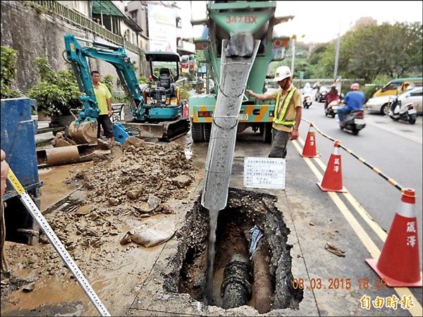 基隆市區水管漏水嚴重。（記者盧賢秀攝）