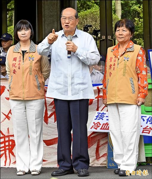 台灣團結聯盟主席黃昆輝（中）率領兩位立委周倪安（左）與葉津鈴（右）到現場聲援。（記者陳志曲攝）