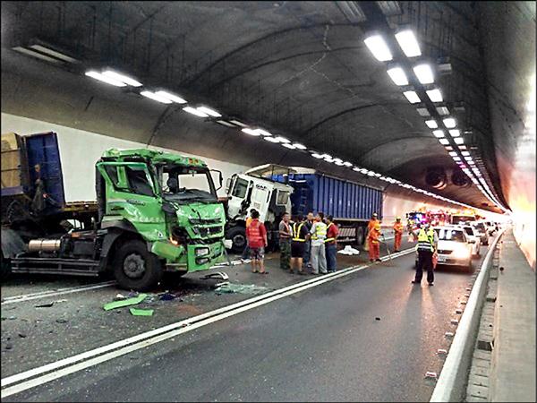 國道3號中寮隧道發生7車連環追撞事故，3人輕傷，現場一片狼藉。（記者蘇福男翻攝）