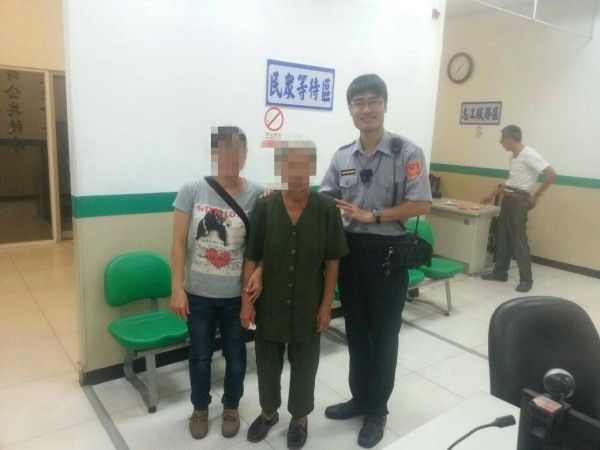 員警陳彥霖助吳婦與家人團圓。（記者徐聖倫翻攝）