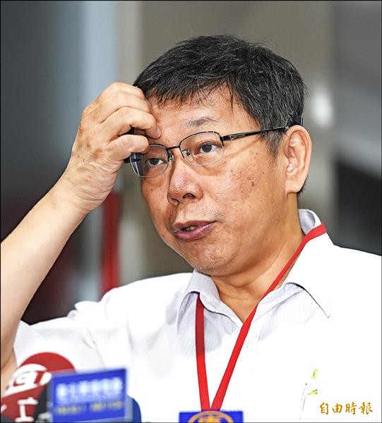 監察院前天彈劾台南市長賴清德引發議論，曾遭彈劾的台北市長柯文哲昨也忍不住譏諷：「反正那個院有沒有也差不多。」（記者方賓照攝）