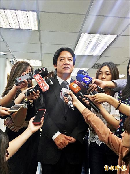 台南市長賴清德昨天出席民進黨中執會時，痛批監察院彈劾他是擴權違憲、傷害民主。（記者陳慧萍攝）
