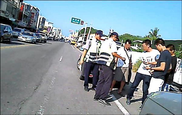 詐騙集團跨縣追押黑吃黑訛款車手，警方追車攔逮嚴姓男子等6名嫌犯。（記者陳賢義翻攝）