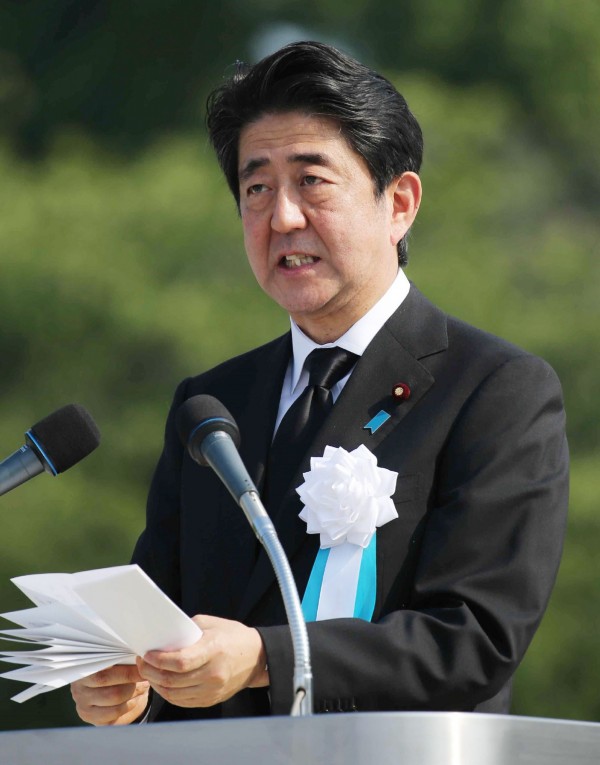 日本首相安倍晉三6日出席位於廣島市的二戰原爆悼念儀式。（法新社）