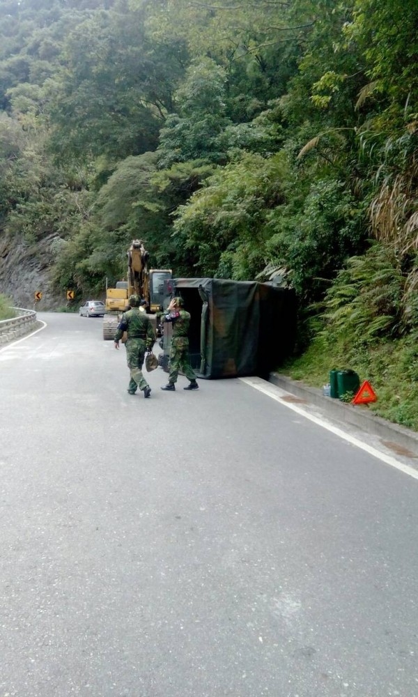 要前進海端鄉利稻村的國軍悍馬車，在南橫公路天龍飯店附近不慎翻覆，無人受傷。（記者王秀亭翻攝）