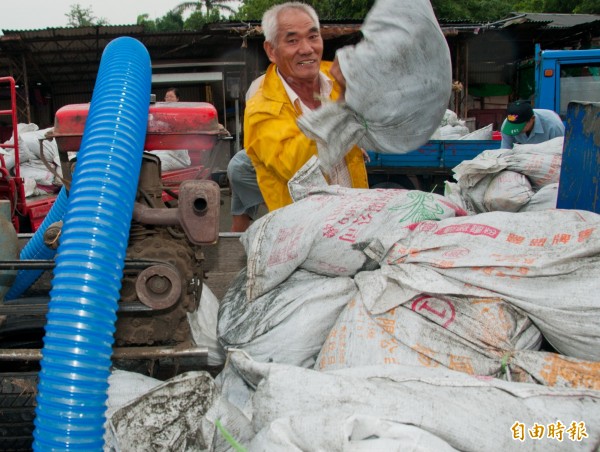 雲林縣府備2萬6000個沙包，供民眾索取防颱。（記者林國賢攝）