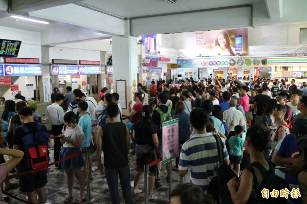 中度颱風蘇迪勒挾風雨直撲花蓮而來，台鐵花蓮火車站擠滿準備離花的遊客。（記者王錦義攝）