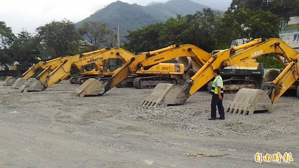 公路總局在高雄市桃源區準備十一台怪手，隨時搶修台廿線的河床便道。（記者陳祐誠攝）