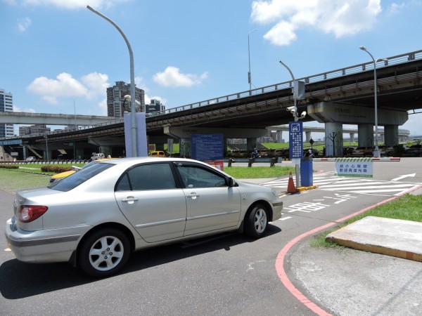 新北市水利局宣布晚上10點將關閉水門及越堤道，提醒將車停在河濱公園區域的車主，盡快駛離。（記者何玉華攝）