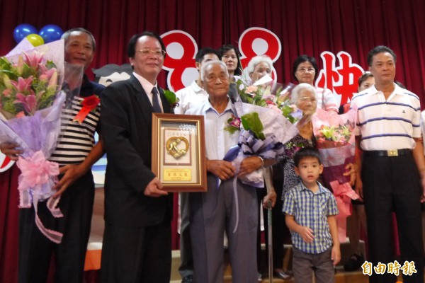 將軍區長陳益敦（左二）今表揚模範父親「晶鑽爸爸」，92歲吳主周（前左三），是將軍歷年來最高齡的模範父親。（記者楊金城攝）