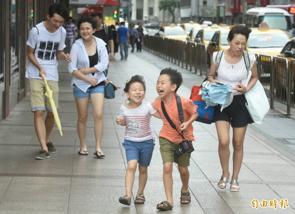 颱風來襲，傍晚風力逐漸增強，下班下課的民眾，在台北車站附近感受到颱風的威力。（記者劉信德攝）