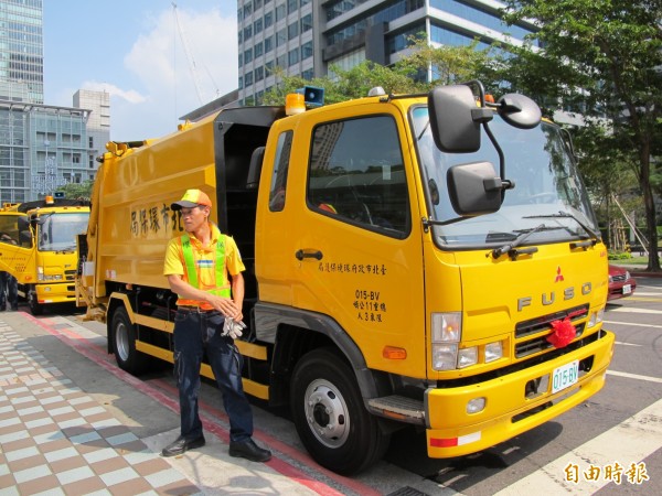 台北市環保局今表示，因今日白天正常上班上課，考量台北市民午後至夜間時段有排出垃圾需求，今天將正常收運垃圾。（資料照，記者陳慰慈攝）