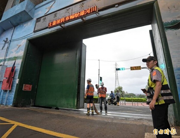 台北市警察局現發佈通告，停放在各河濱公園未駛離車輛，已分別移置至民間士林北投、中山大同、大安文山、中正萬華及信義南港保管場，及公有撫遠、濱江保管場保管。（記者王敏為）