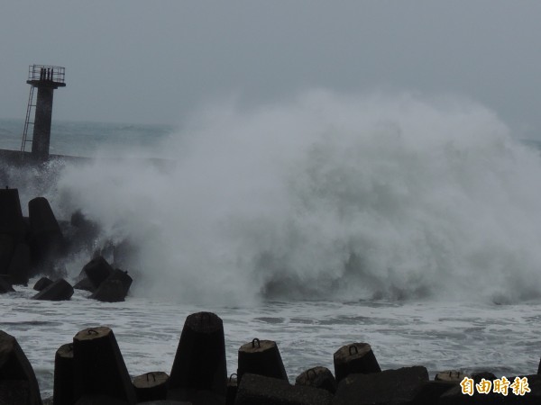 南方澳海邊掀起陣陣巨浪。（記者江志雄攝）