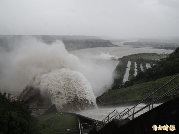 石門水庫溢洪道、排洪隧道同時開啟洩洪。（記者周敏鴻攝）