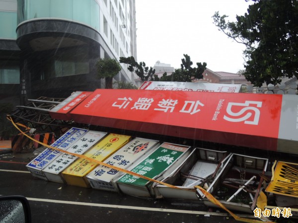 台南市區中山路偌大的招牌被強風吹倒。（記者蔡文居攝）