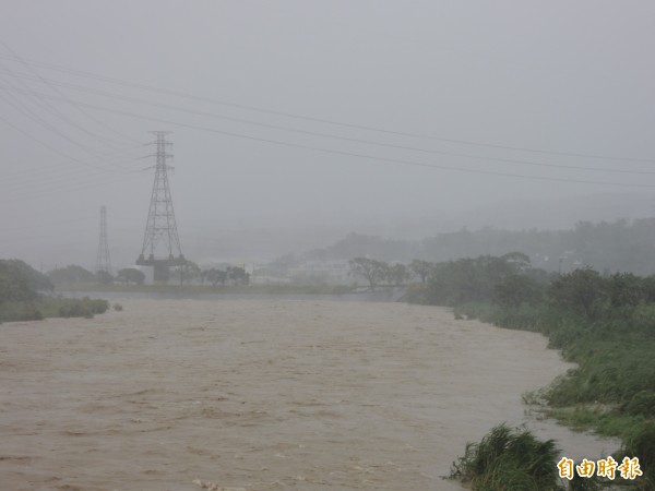 蘇迪勒颱風帶來強風豪雨，導致新竹地區頭前溪和鳳山溪的溪水都暴漲。（記者洪美秀攝）