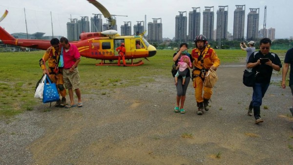 新北市政府與國軍合作，在烏來地區空投物資，並協助運送患者下山醫療。（社會局提供）