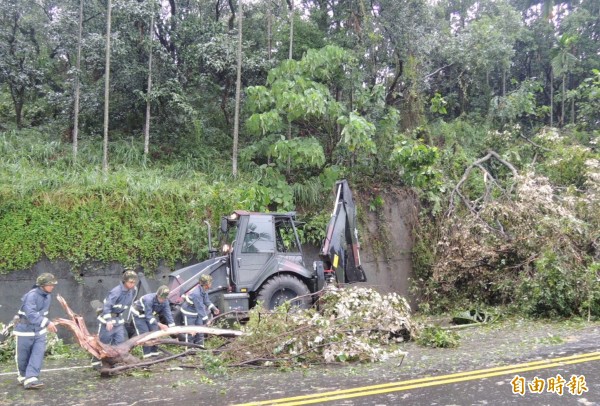 國軍出動迷彩怪手與士兵協助番路鄉清理159甲道路的倒塌路樹。（記者余雪蘭攝）