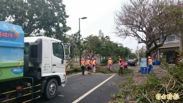 南市環保局動員整理市容、收運垃圾。（記者蔡文居攝）