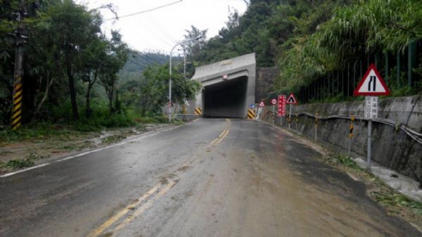 關子嶺一七二線明隧道口崩落土石清理完成，目前已可雙向通車。（圖由工務局提供）