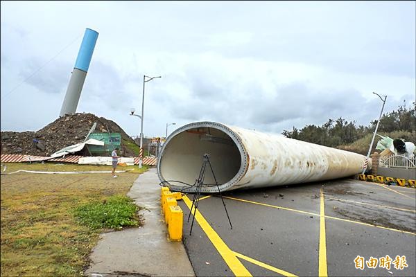 台電18號風力發電機組折斷後橫臥環港北路，阻斷交通。（記者歐素美攝）