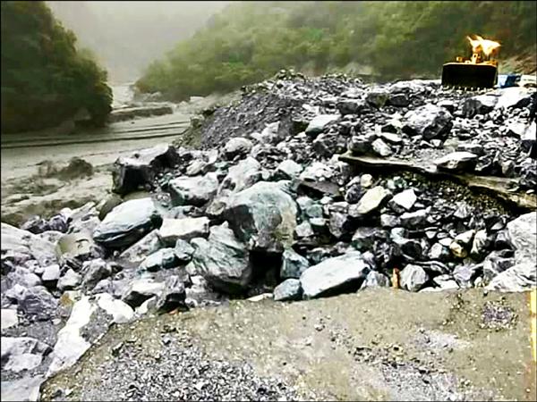 太魯閣白沙橋路段滿布巨石及土堆，坍塌土石總量初估近萬立方公尺，路基沖毀約80公尺。（記者王峻祺翻攝）