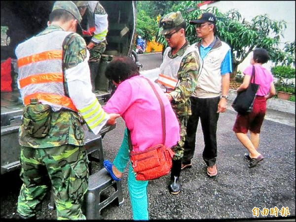 國軍協助山區居民撤離。（記者陳祐誠攝）