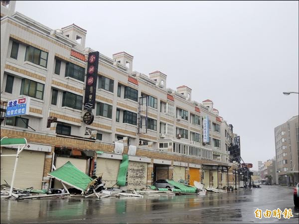 澎湖馬公新店路位在迎風面，一整排店家招牌被風吹落。（記者劉禹慶攝）