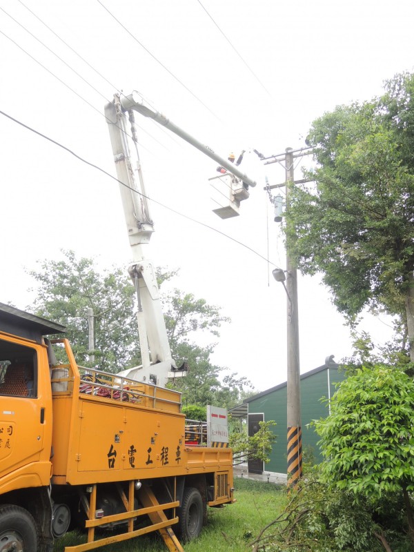 蘇迪勒颱風襲台，一度造成全台375萬戶停電。台北地區又以北投和士林較為嚴重，台電公司今中午指出，將在晚間10點前恢復這兩區的供電。（記者丁偉杰攝）