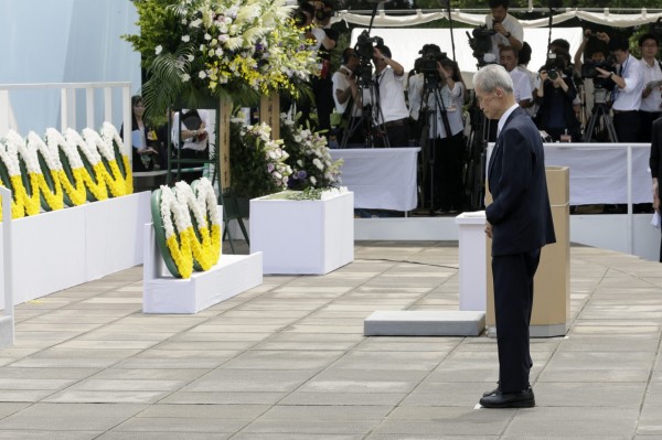 谷口稜曄在原爆紀念活動上，神色莊嚴的為原爆亡者默哀。（法新社）