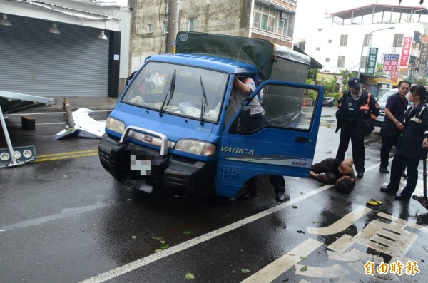 警方連開23槍，順利將偷車賊壓制在地。（記者劉婉君攝）