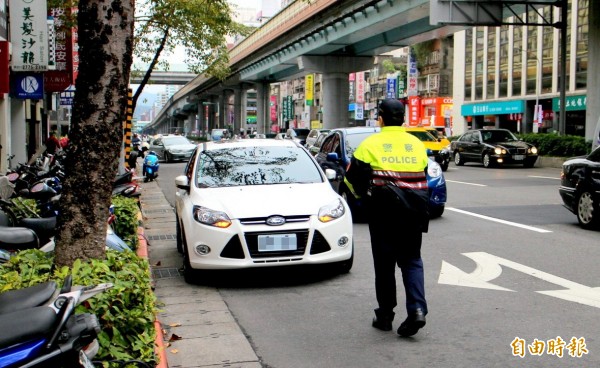 北市因颱風開放紅黃線停車，至中午12點為止，之後將拖吊。（資料照，記者郭逸攝）