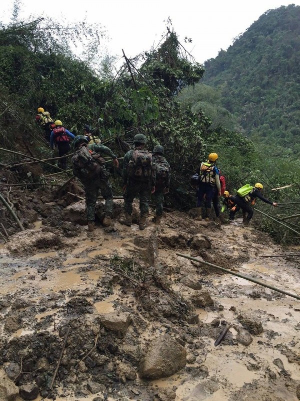 消防特搜、國軍特戰挺進新北市烏來重災區搜尋。（記者吳仁捷翻攝）