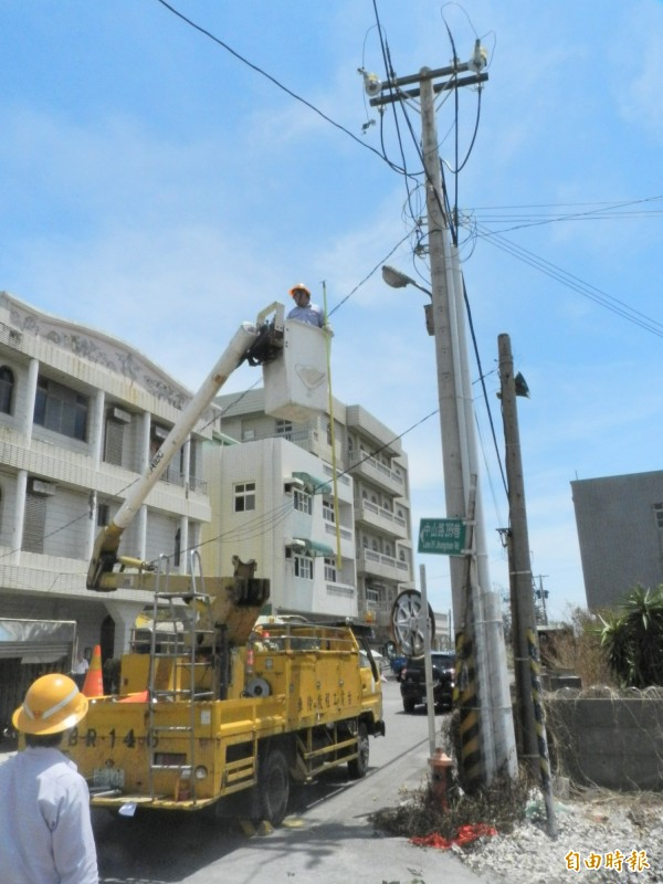 被砸的台電工程車沒時間清玻璃，持續24小時搶修電力。（記者鄭旭凱攝）