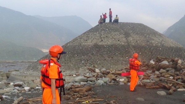 立霧溪出海口船2人落海，岸巡人員前往搜救。（海巡署八三岸巡大隊提供）