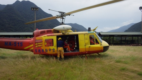 空勤總隊直升機降落烏來災區，後送病患、婦孺；國軍背著老阿嬤上直升機。（記者吳仁捷翻攝）