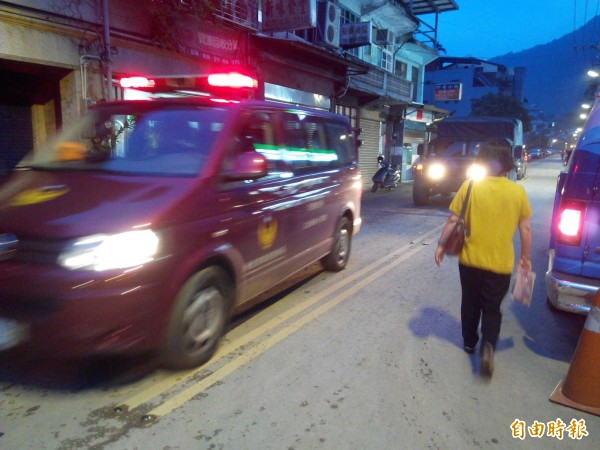 烏來山區入夜後停止搜救，人車陸續撤回前進指揮所。（記者余衡攝）