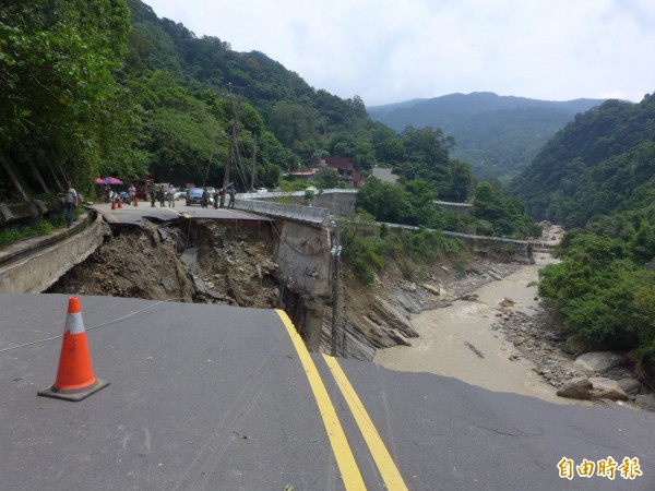 三峽區北114鄉道五點八公里處路基塌陷，地方居民都稱呼該處為東路口。該路段為有木里主要聯外道路。（記者李雅雯攝）