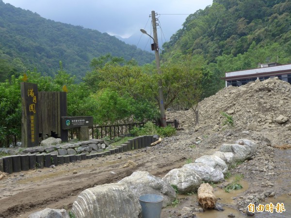 土石沖刷堆積。（記者李雅雯攝）