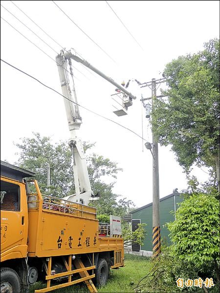 台電搶修工程人員到嘉市水源地修復損壞的電桿。（記者丁偉杰攝）