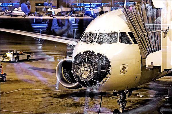 達美航空班機7日從波士頓飛往鹽湖城時遇上冰雹，擋風玻璃被撞出裂痕，機鼻毀爛，機師竟在完全看不到前方的情況下，安全迫降科羅拉多州丹佛。（美聯社）