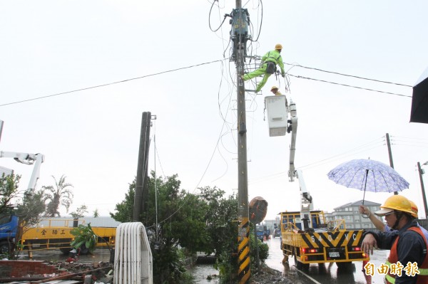 蘇迪勒颱風造成停電民怨迭起，台電工程人員冒雨搶修故障的電纜線。（資料照，記者張聰秋攝）