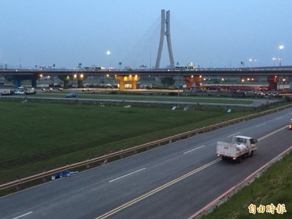 蘇迪勒颱風肆虐台灣，重創新北市二重疏洪道及沿線河濱公園，積水退去後留下滿地泥濘，經過工程人員2天全力清淤，二重疏洪道所有越堤道路今晚全面開通。（記者郭顏慧攝）